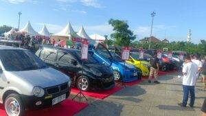 Pameran modifikasi oleh komunitas mobil Daihatsu