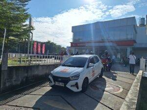 Konvoi bersama komunitas mobil Daihatsu dan komunitas sepeda motor.