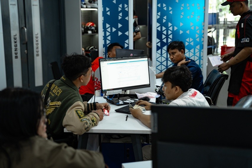 Servis motor di bengkel resmi Yamaha