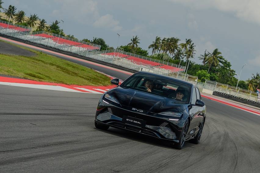 Test Drive BYD Seal Performance di Mandalika: Sedan Listrik 522 HP dengan Teknologi DiSus-C Test Drive BYD Seal Performance di Mandalika: Sedan Listrik 522 HP dengan Teknologi DiSus-C