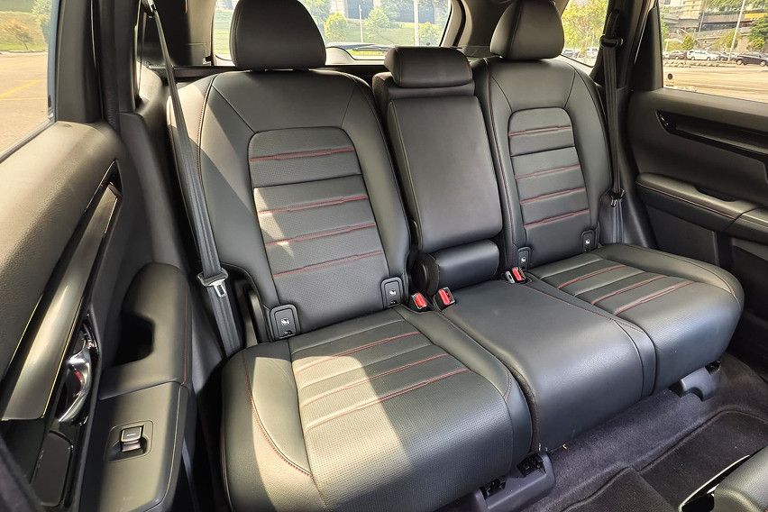 Honda CR-V e:hev rs rear seats view