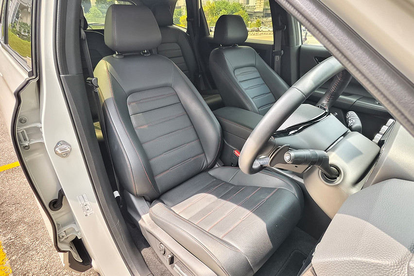 Honda CR-V e:hev rs front seats view