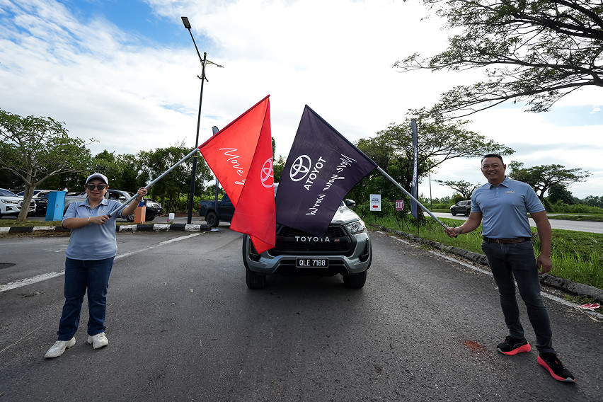 Toyota Hilux front view