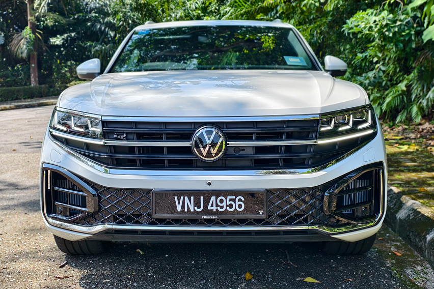 Volkswagen Touareg R-Line front grille view