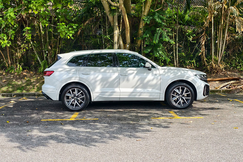 Volkswagen Touareg R-Line side profile view