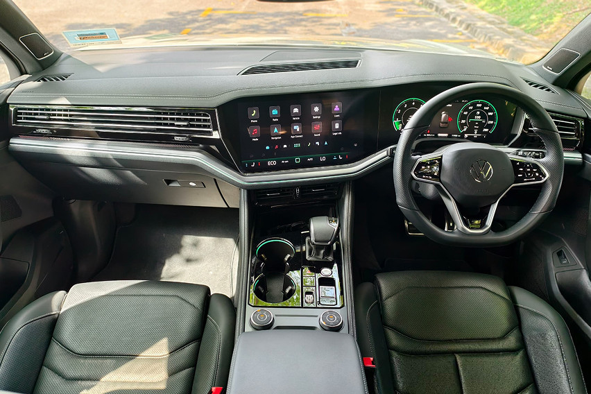 Volkswagen Touareg R-Line interior dash view