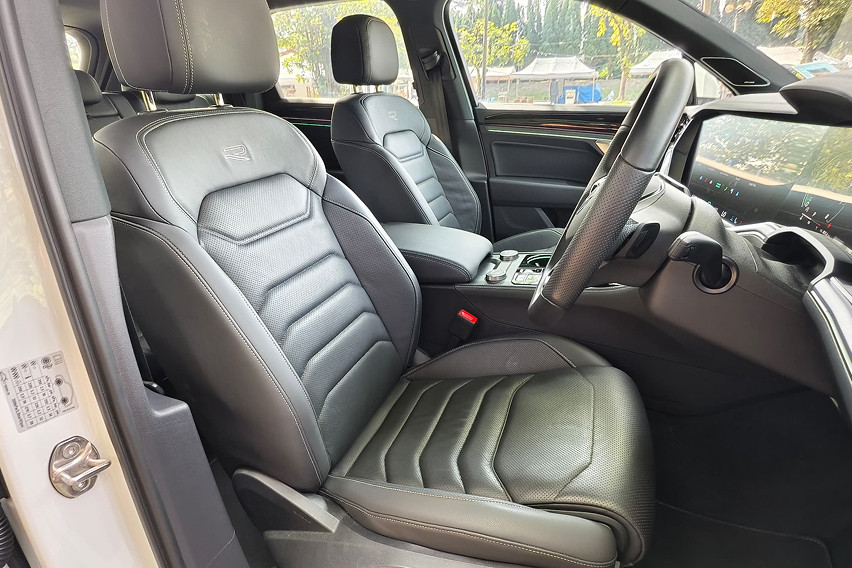 Volkswagen Touareg R-Line front seats view