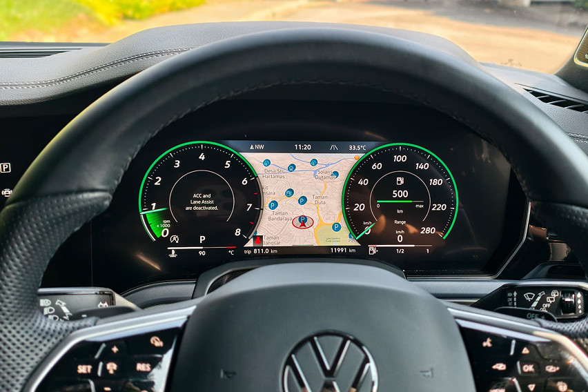 Volkswagen Touareg R-Line meter cluster view