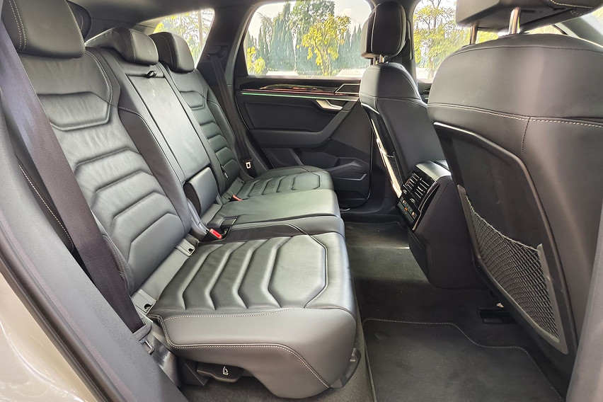 Volkswagen Touareg R-Line rear seats view
