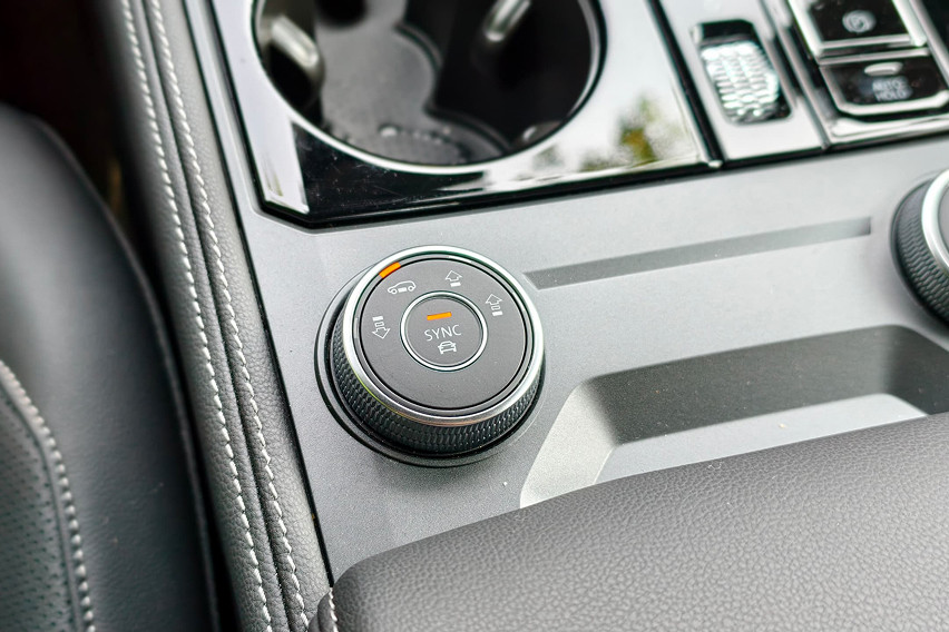 Volkswagen Touareg R-Line centre console view