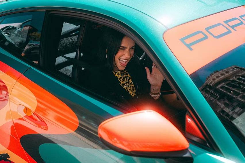 Kolaborasi Unik! Porsche Luncurkan GT3 RS Rennstall Bareng Dua Lipa Kolaborasi Unik! Porsche Luncurkan GT3 RS Rennstall Bareng Dua Lipa