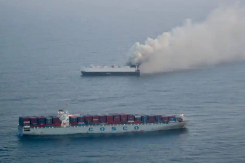 Kapal kargo pengangkut mobil terbakar