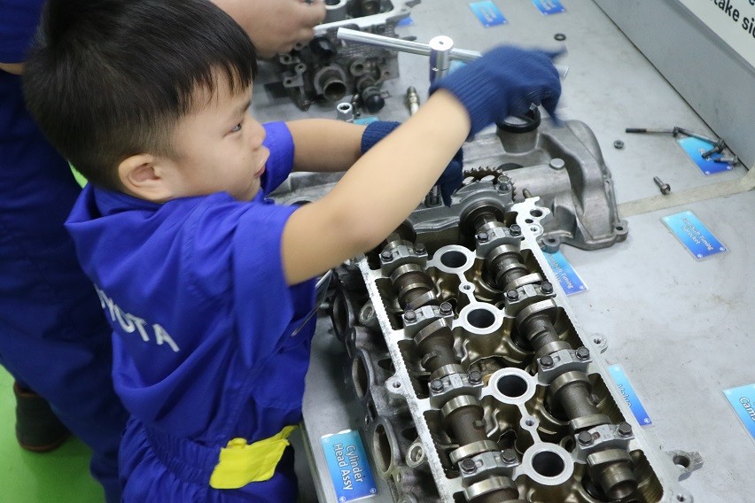 Toyota Kids Tech Engine Assembly