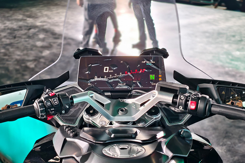 2025 BMW R 1300 RT display