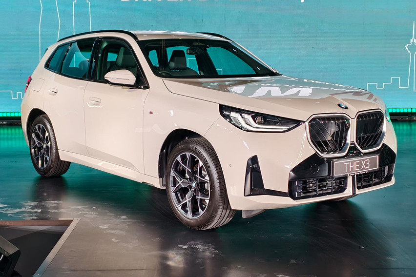 2025 BMW X3 front view