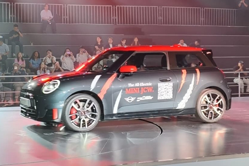 MINI Cooper JCW side profile view