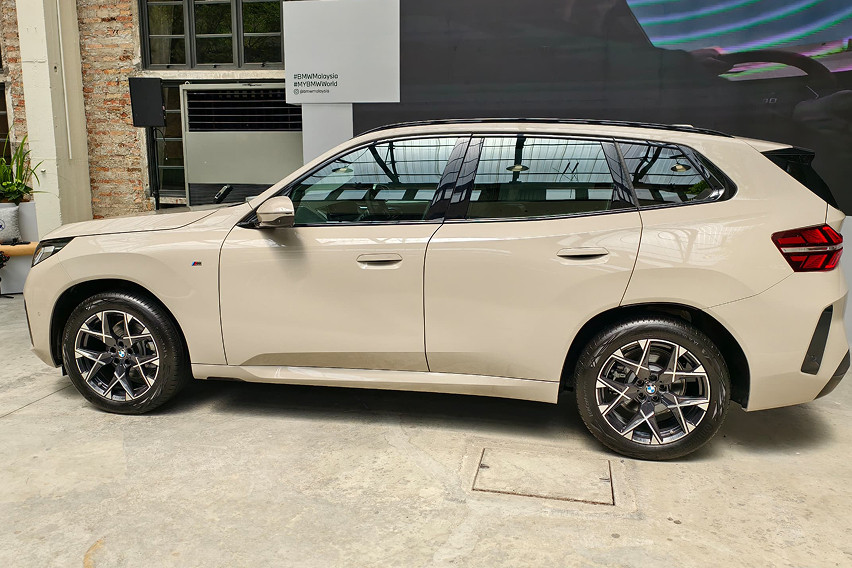 BMW X3 20 xDrive M Sport  side profile view