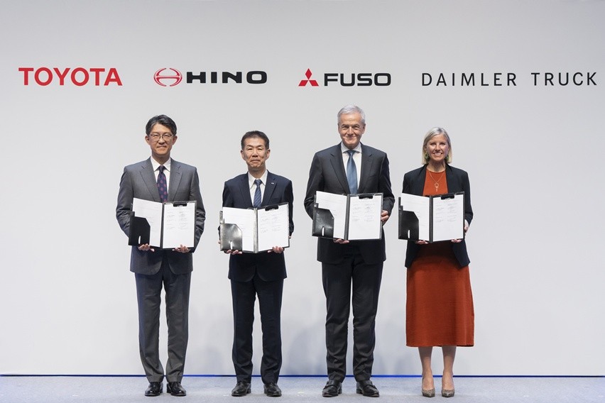 Daimler dan Toyota: Resmi Sepakat Merger Mitsubishi Fuso dengan Hino Daimler dan Toyota: Resmi Sepakat Merger Mitsubishi Fuso dengan Hino