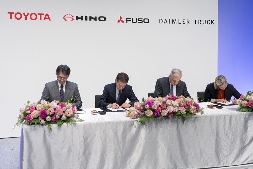 Daimler dan Toyota sepakat merger Fuso dan Hino