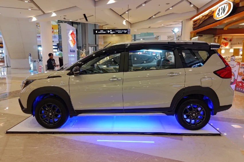 Suzuki XL7 tampak samping