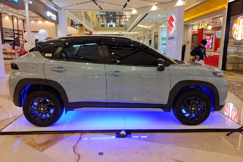 Suzuki Fronx tampak samping