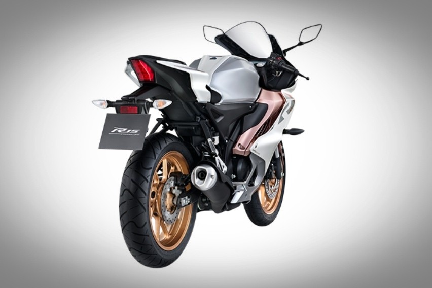 Yamaha R15 V4 Gold tampak belakang