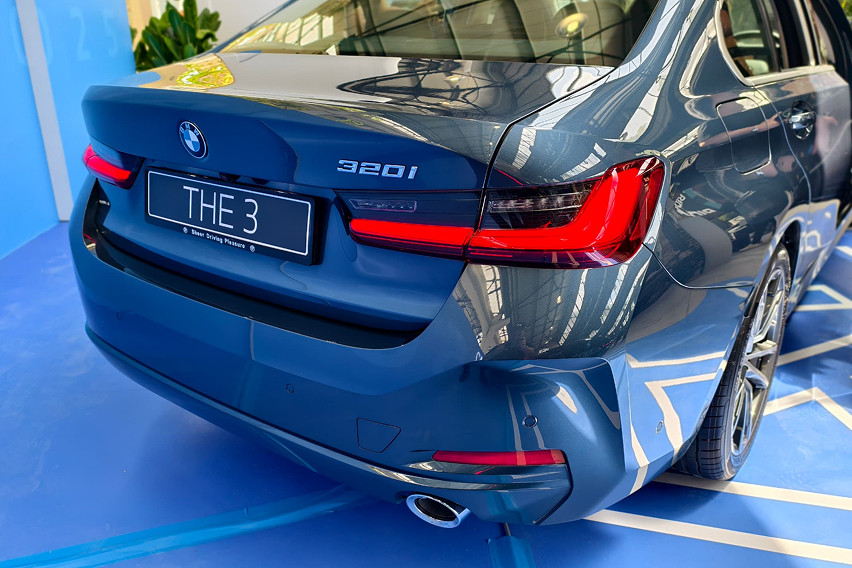2025 BMW 320i Sport rear view