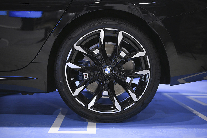 2025 BMW 330i M Sport wheel view