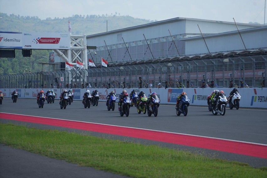 Gebyar BLU CRU Yamaha Sunday Race di Sirkuit Mandalika, Suguhkan Balapan Sengit dan Pesta Komunitas Gebyar BLU CRU Yamaha Sunday Race di Sirkuit Mandalika, Suguhkan Balapan Sengit dan Pesta Komunitas