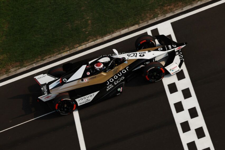 Mobil Jaguar TCS Racing