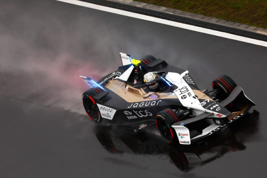 Mobil Jaguar TCS Racing