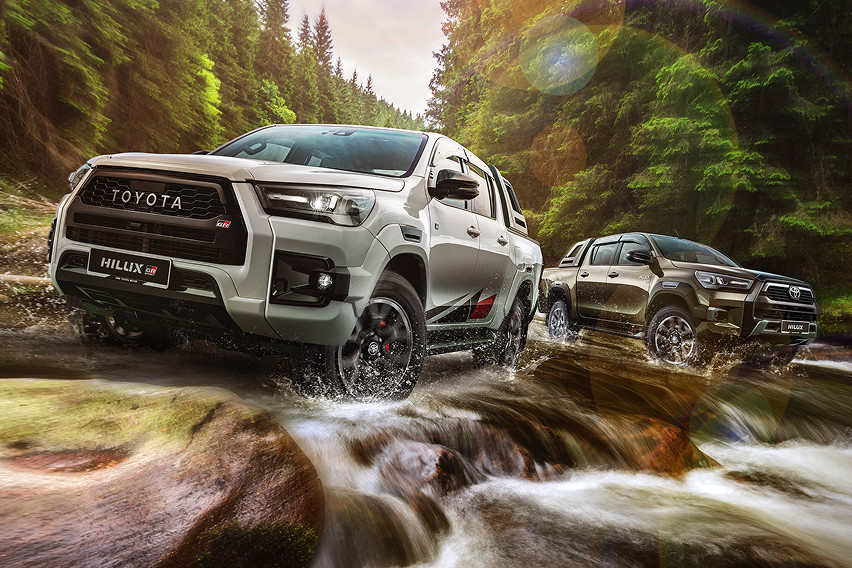 Toyota Hilux Rogiue front view