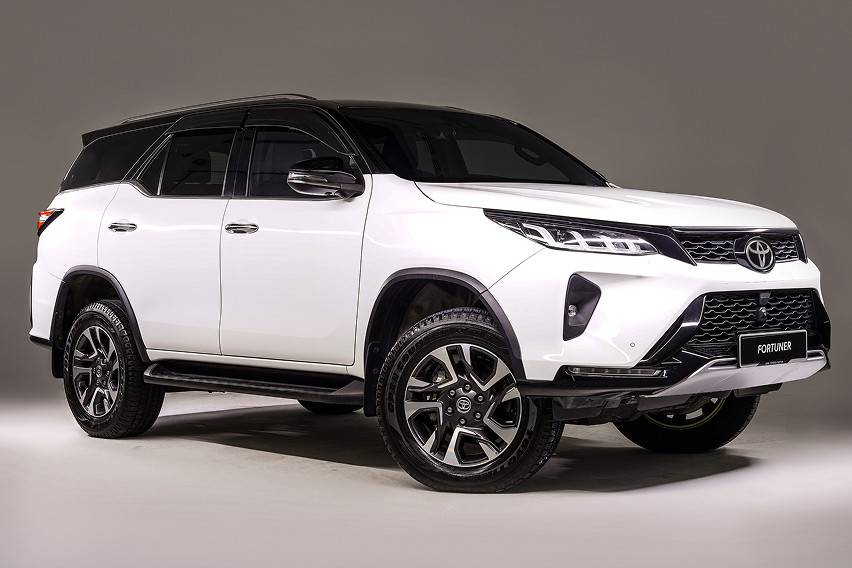 Toyota Fortuner front view