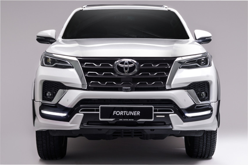 Toyota Fortuner front view