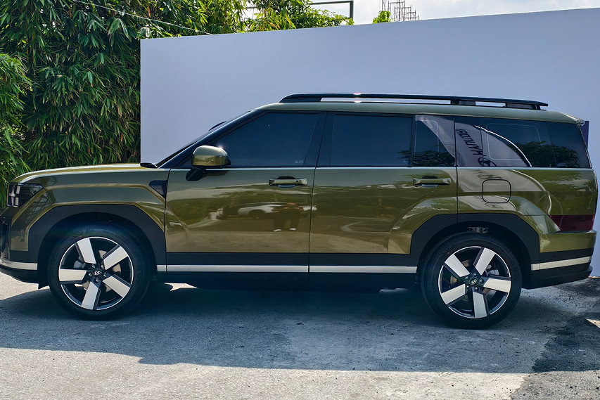 Hyundai Santa fe side profile view Malaysia