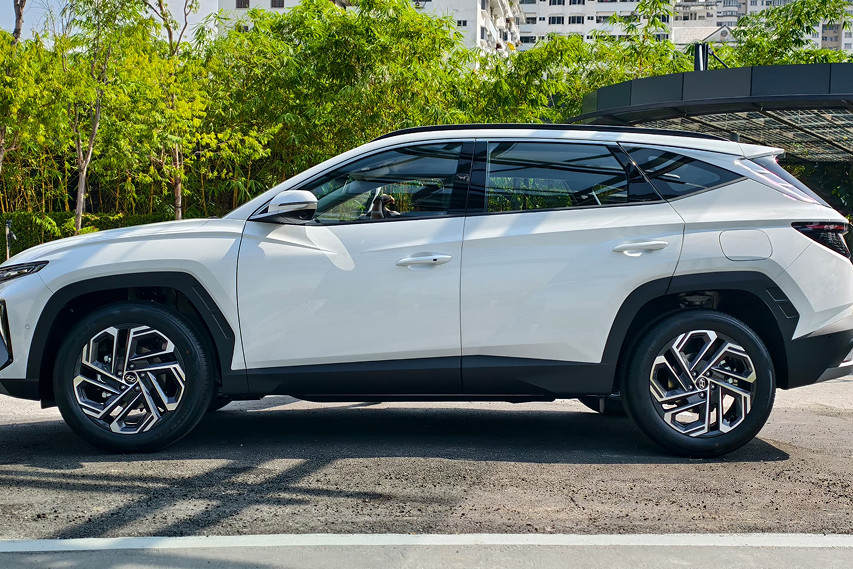 Hyundai Tucson side profile view