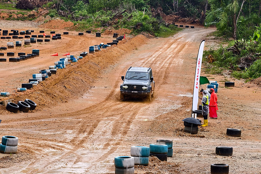 Tank 300 front grille view