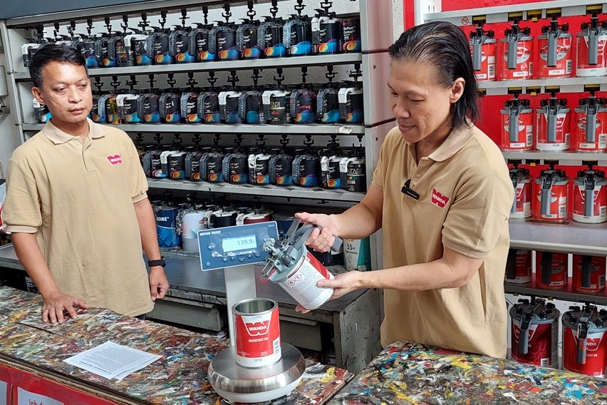 Kolaborasi Cat Mobil Akzo Nobel Car Refinishes dengan toko cat Losmini