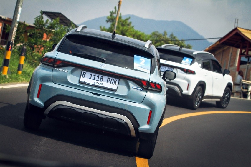 Performa Suzuki Fronx di jalan menanjak