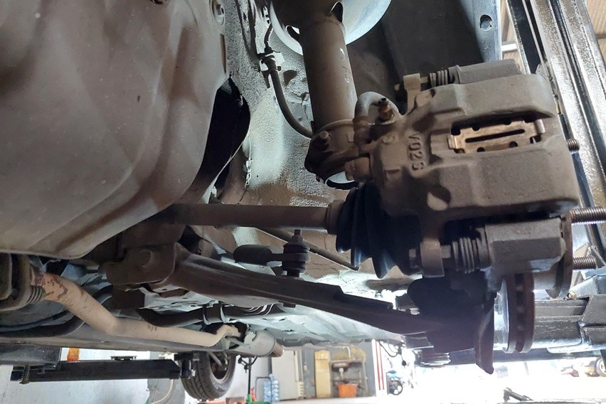 Mengecek kondisi kaki-kaki mobil