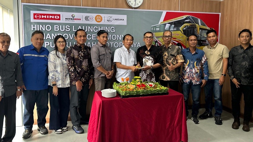 Serah terima unit baru Hino ke PT Pulau Indah Motor Jaya