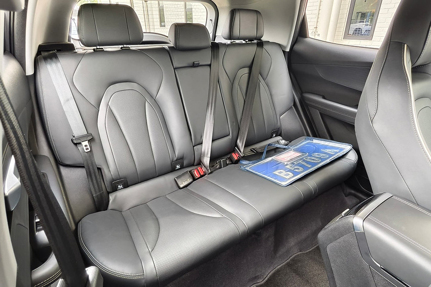 Chery Tiggo Cross hybrid rear seats
