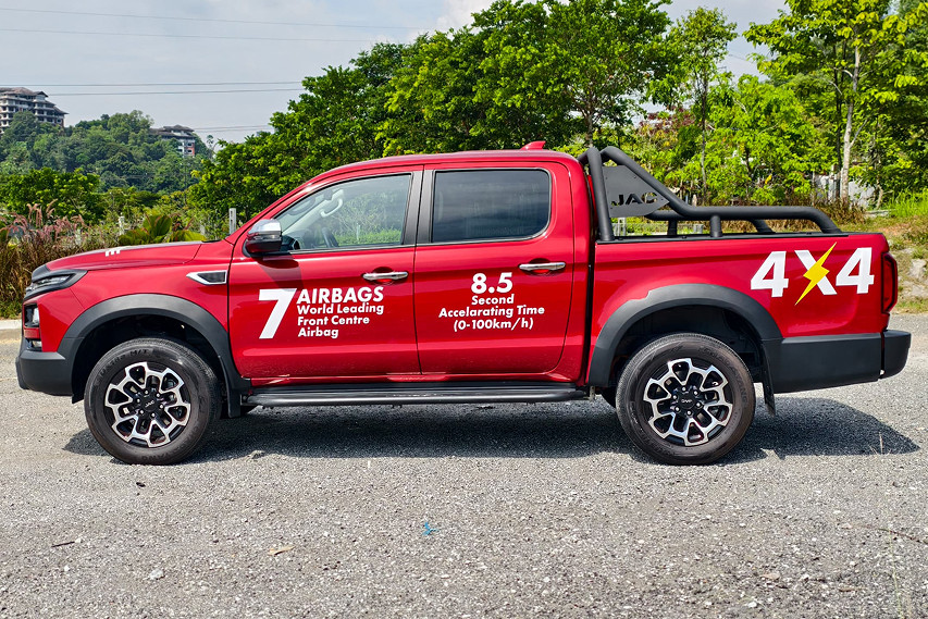 JAC T9 EV side profile view