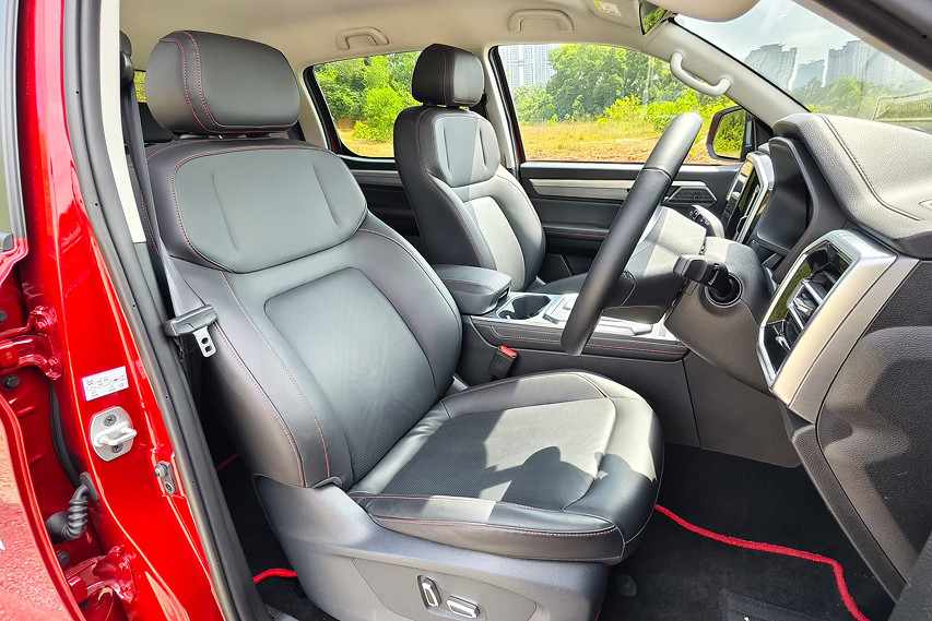 JAC T9 front seats view