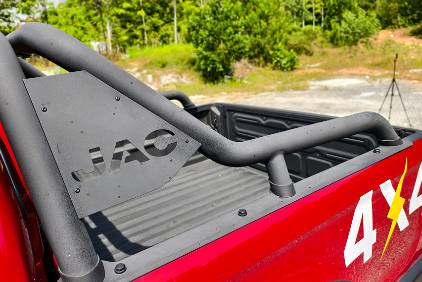 JAC T9 EV sports bar view