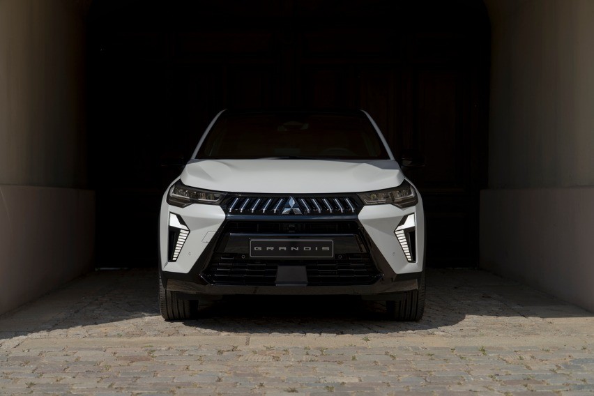 desain wajah Mitsubishi Grandis 2025