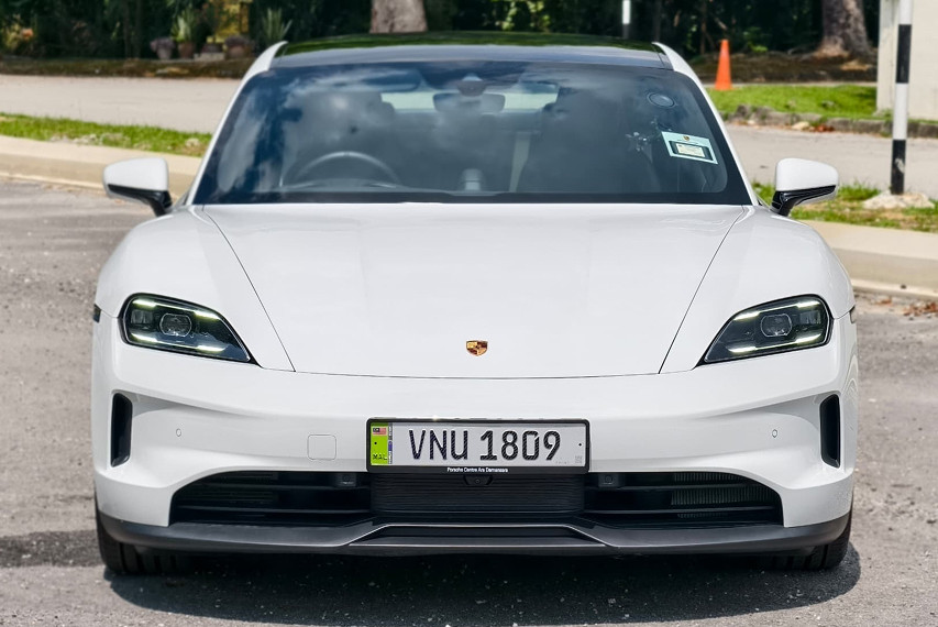 Porsche Taycan 4s front view
