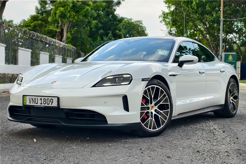 Porsche Taycan 4s front view