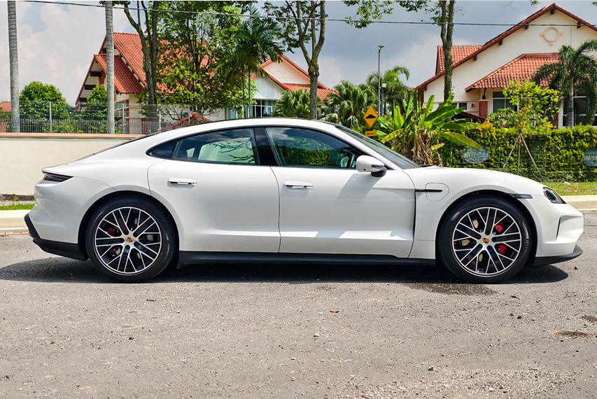 Porsche Taycan 4s side profile view