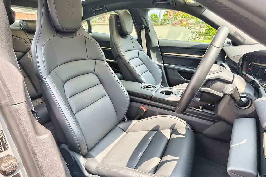 Porsche Taycan 4s front seats view